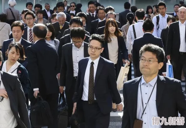 日本部长和新人出差遭遇职场困境与文化冲突展现人性复杂与成长