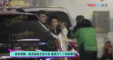 美女把屁屁扒开让男人玩视频流出引发网友热议